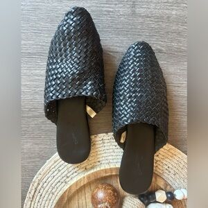 Universal Thread Black Textured Woven Mules Size 7